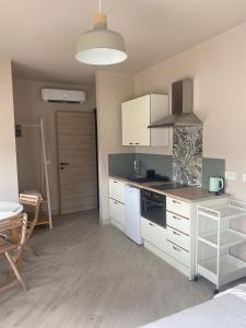 Una cocina con gabinetes blancos y un horno de estufa. en Tenuta Boschetto South, en Cuorgnè