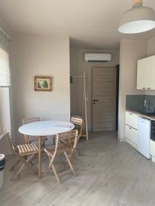 Una cocina y un comedor con mesa y sillas. en Tenuta Boschetto South, en Cuorgnè 2 fotos más