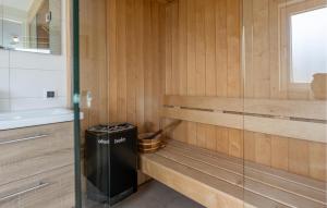 Bilik mandi di Lovely Home In Kamperland With Sauna