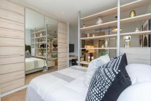 Trendy Foreshore Studio Fully Equipped and Central في كيب تاون: غرفة نوم بسرير ابيض ومكتب