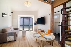 una sala de estar con una mesa y un sofá en WHome Relaxed Stay in Central Oeiras, en Oeiras