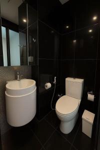 un bagno con un water bianco e un lavandino di BTS Thonglor Skyline Condo a Bangkok