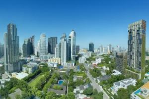 una vista aerea di una città con edifici alti di BTS Thonglor Skyline Condo a Bangkok