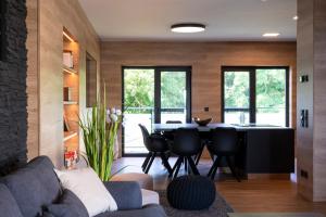 a living room with a table and chairs at Ferienhaus SUNFLOWER am Hainer See in Kahnsdorf