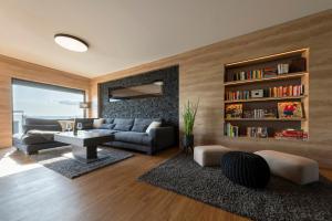 a living room with a couch and a table at Ferienhaus SUNFLOWER am Hainer See in Kahnsdorf