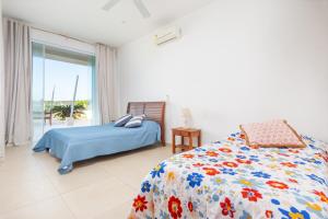 une chambre avec un lit et une fenêtre dans l'établissement casa mar pé na areia, à Búzios 45 autres photos