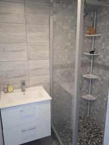 Ένα μπάνιο στο Appartement 1 chambre