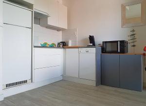 Η κουζίνα ή μικρή κουζίνα στο Studio pour 2, lumineux, 300m de la plage et vue sur mer +6 φωτογραφίες