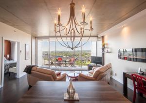 sala de estar con mesa de comedor y lámpara de araña. en Les Immeubles Charlevoix - Le 760-415, en Quebec