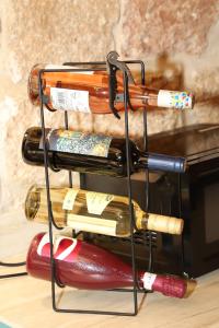 Giường tầng trong phòng chung tại האבן והים - סוויטה מהממת עם ג'קוזי בעיר העתיקה עכו