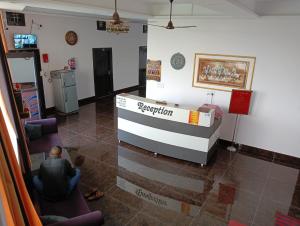 a lobby with a reception desk in a room at hotel Neelgiri in Kichha