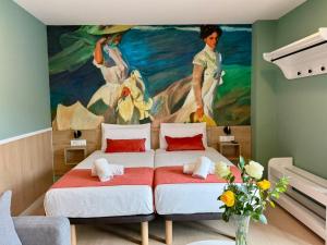 圣地亚哥-德孔波斯特拉Luxury Singular Blue的一间卧室,前面有一幅画,有两张床