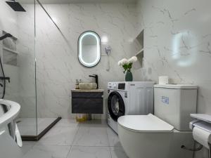 Ένα μπάνιο στο Shirin And Cozy Apartment With Jacuzzi Balcony +52 φωτογραφίες