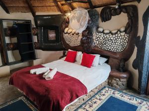 Un pat sau paturi într-o cameră la Mali Mali Safari Lodge unit 1-4