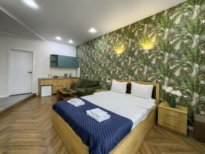 Ένα ή περισσότερα κρεβάτια σε δωμάτιο στο Shirin And Cozy Apartment With Jacuzzi Balcony