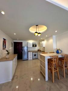 Η κουζίνα ή μικρή κουζίνα στο Within the premises of Prime Residence New Alamein