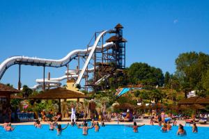 un grupo de personas en una piscina en un parque acuático en Attico Vista Mare, en Lido di Jesolo