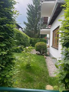 a view of a yard with a house at Helle Gartenwohnung, 2 min zum See, in Herrsching in Herrsching am Ammersee