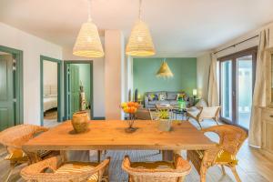 a dining room with a wooden table and chairs at Espaciosa casa a 15 min de Sendaviva y Bardenas in Cadreita