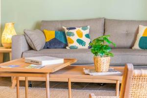 a living room with a couch and a coffee table at Espaciosa casa a 15 min de Sendaviva y Bardenas in Cadreita +43 photos