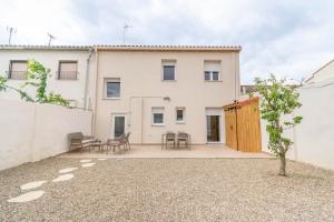 an exterior view of a house with a patio at Acogedora casa para familias a 15 min de Bardenas in Fustiñana