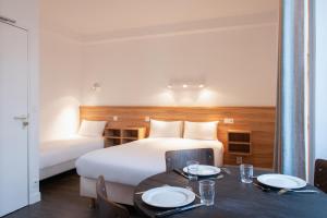 En eller flere senge i et værelse på Family Residence