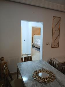 einen Esstisch mit einer Platte darüber in der Unterkunft Residence KLYC1 Abidjan Cocody in Abidjan