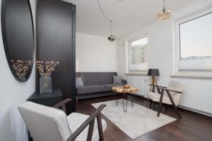 una sala de estar con un sofá y una mesa en Stylowy Apartament w Warszawie Sypialnia & Parking w Garażu by Noclegi Renters, en Varsovia 18 fotos más