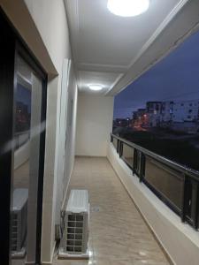 Zimmer mit Balkon und Aussicht in der Unterkunft Residence KLYC1 Abidjan Cocody in Abidjan