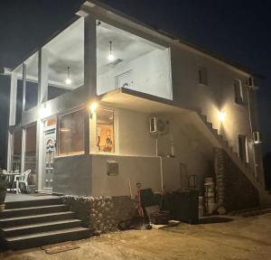 Φωτογραφία από το άλμπουμ του Gojko Mitic home σε Utjeha