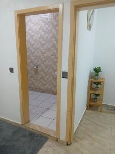 ein Badezimmer mit Dusche mit Glastür in der Unterkunft Residence KLYC1 Abidjan Cocody in Abidjan + 92 Fotos