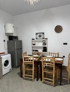 Una cocina con mesa y sillas y un refrigerador. en Mood Villa Essaouira, en Essaouira