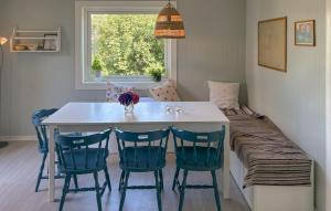 Χώρος καθιστικού στο Three Bedroom Cozy Home In Flekkerøy