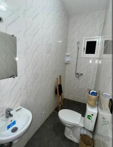 Un baño con un inodoro blanco y un lavabo. en Mood Villa Essaouira, en Essaouira