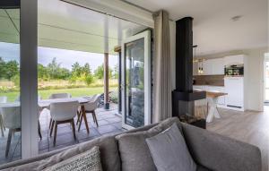 Η κουζίνα ή μικρή κουζίνα στο Three Bedroom Awesome Home In Kamperland