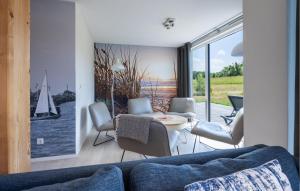 Posezení v ubytování Four Bedroom Stunning Home In Kamperland