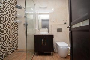 Bilik mandi di Prime apartment in Buzand 17