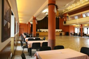 Restoran või mõni muu söögikoht majutusasutuses Hotel Tynec
