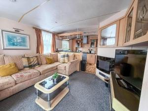 Χώρος καθιστικού στο Homely 8 Berth Caravan At Southview Holiday Park Near Skegness Ref 33003M