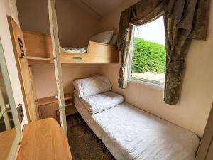 Ένα ή περισσότερα κρεβάτια σε δωμάτιο στο Homely 8 Berth Caravan At Southview Holiday Park Near Skegness Ref 33003M +15 φωτογραφίες