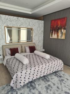 Un pat sau paturi într-o cameră la Pool Villa Phuket-Kathu