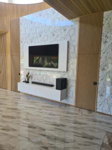 Un televizor și/sau centru de divertisment la Pool Villa Phuket-Kathu