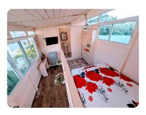 Un dormitorio con una cama con flores rojas. en Ariba española, en Santo Domingo