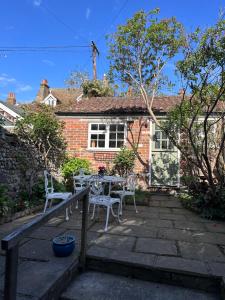 Κήπος έξω από το Delightful Bee Cottage, Sandwich +15 φωτογραφίες