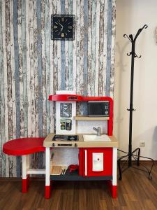 a toy kitchen with a sink and a microwave at Ferienwohnung Bodensee, Niedersachsen in Bodensee