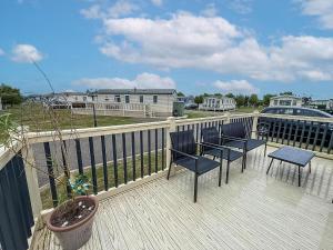 Μπαλκόνι ή βεράντα στο Cosy Caravan With Decking At Golden Anchor Holiday Park In Skegness Ref 25055Bm