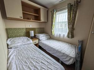 Ένα ή περισσότερα κρεβάτια σε δωμάτιο στο Cosy Caravan With Decking At Golden Anchor Holiday Park In Skegness Ref 25055Bm