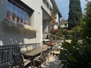 a table and chairs on the balcony of a house at SUITE FLORE - Oasi di Relax in un elegante VILLA in Genova