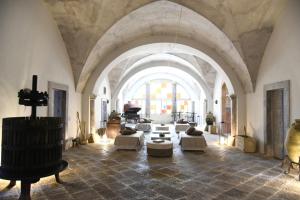 a large living room with a large arched ceiling at Palazzo Castriota in Alezio