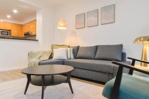 ein Wohnzimmer mit Sofa und Tisch in der Unterkunft Family Harbour Escape with Harbour Views & Parking in Sydney